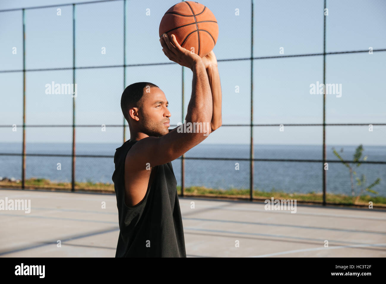 Pportrait des Mannes konzentriert junge Afro amerikanische Sportarten Basketball spielen Stockfoto