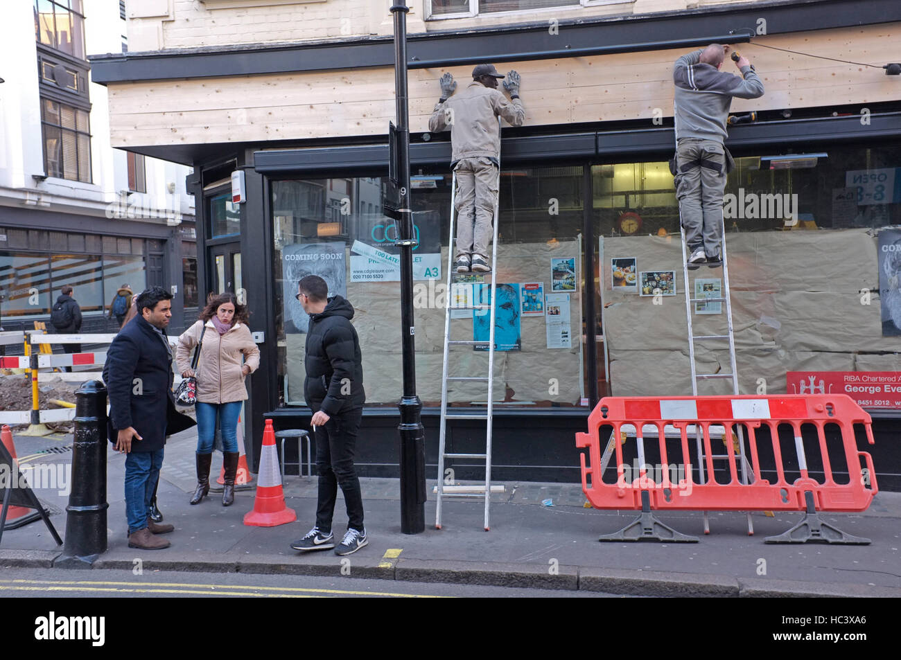 Arbeiten an einer Ladenfront im Londoner Soho. Stockfoto