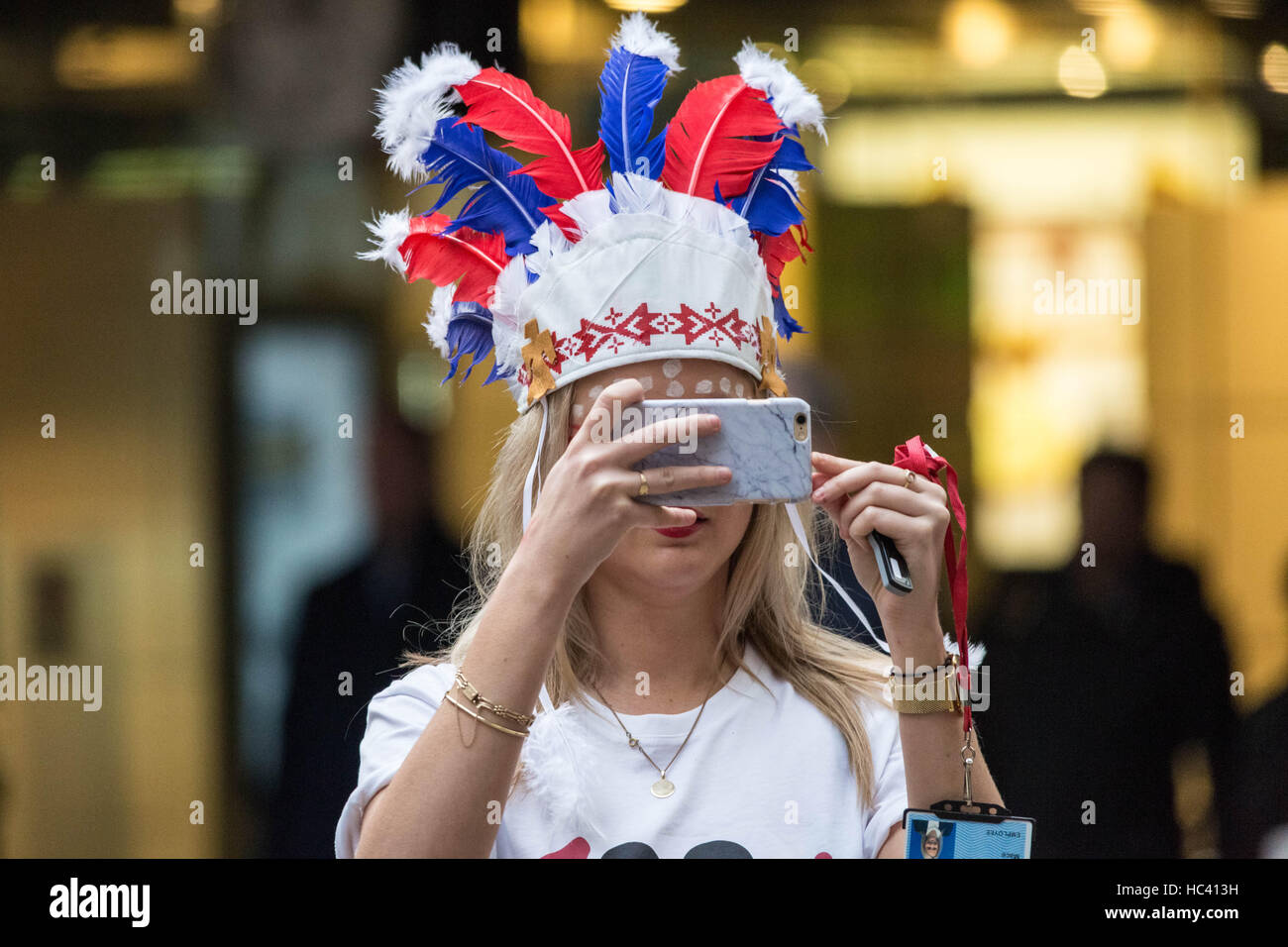 London, UK. 7. Dezember 2016. Stadt-Händler und Mitarbeiter kommen in Kostüm bereit, 24. ICAP Charity Day Rahmenkredit zu besuchen: Guy Corbishley/Alamy Live News Stockfoto