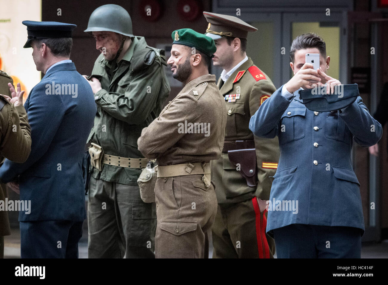 London, UK. 7. Dezember 2016. Stadt-Händler und Mitarbeiter kommen in Kostüm bereit, 24. ICAP Charity Day Rahmenkredit zu besuchen: Guy Corbishley/Alamy Live News Stockfoto