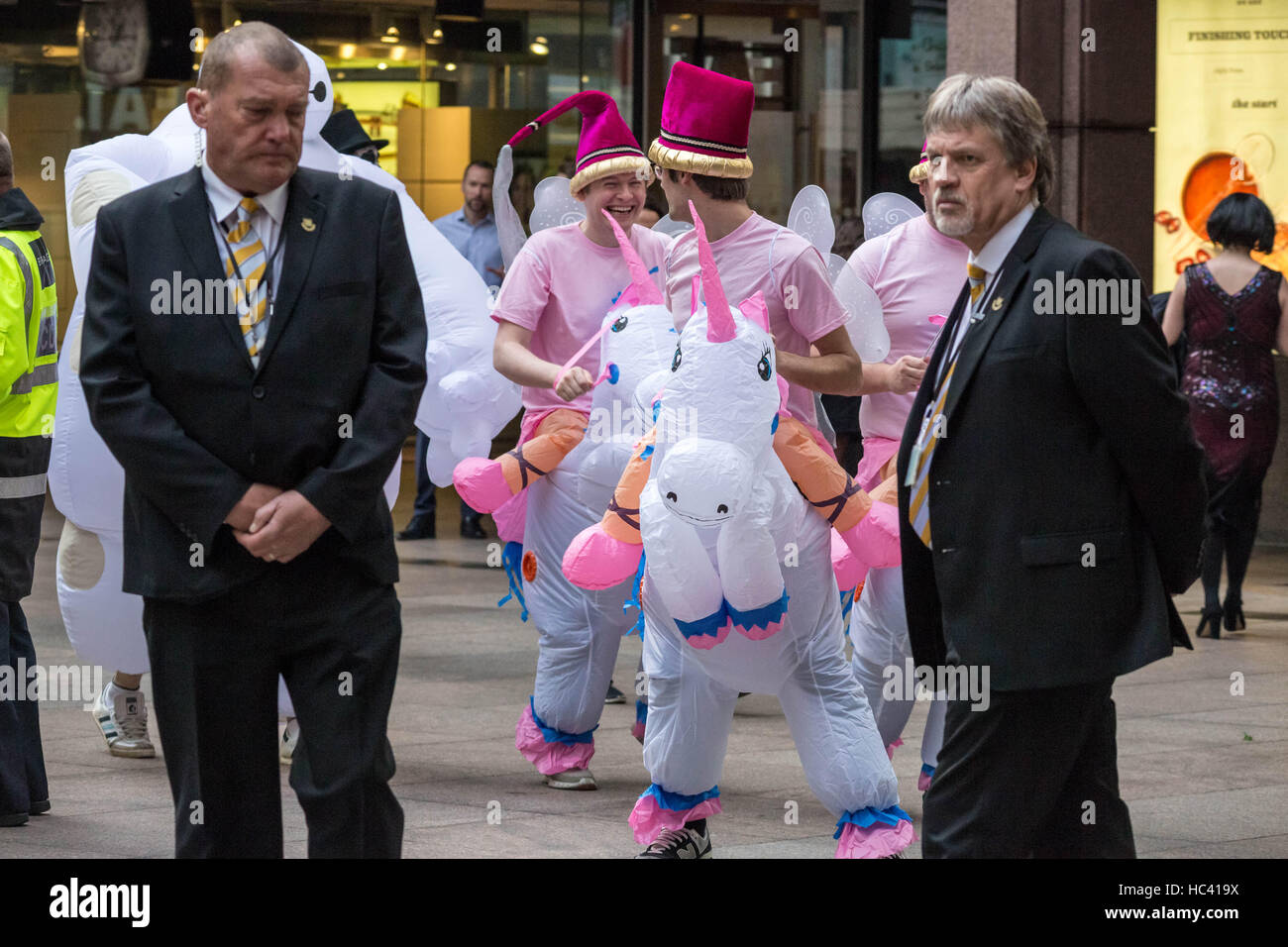 London, UK. 7. Dezember 2016. Stadt-Händler und Mitarbeiter kommen in Kostüm bereit, 24. ICAP Charity Day Rahmenkredit zu besuchen: Guy Corbishley/Alamy Live News Stockfoto