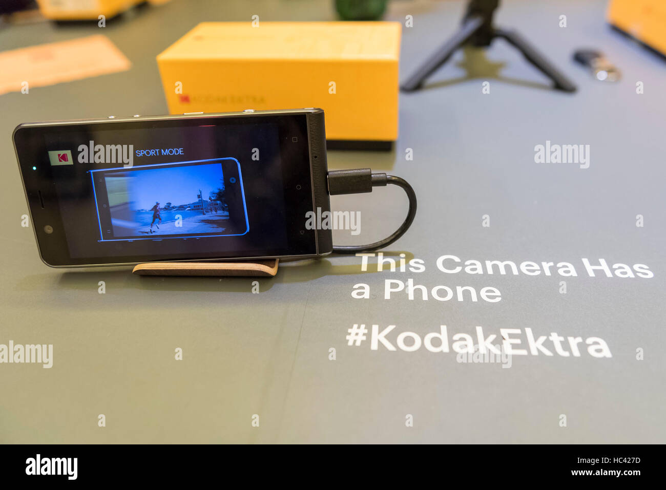 London, UK.  7. Dezember 2016.  Ein Kodakery pop-up Store wurde in Berwick Street in Soho eingerichtet um die neue Kodak Ektra Smartphone präsentieren.  Erbaut von Großbritanniens Bullitt Gruppe, konzentriert sich das Android-Smartphone auf, die Kamera 21MP in den Mittelpunkt der User Experience.  Im Pop-up-Store, der bis zum 23. Dezember an Ort und Stelle sein wird, bietet auch Kodaks analogen Film, Druckdienste und Merchandise. Bildnachweis: Stephen Chung / Alamy Live News Stockfoto