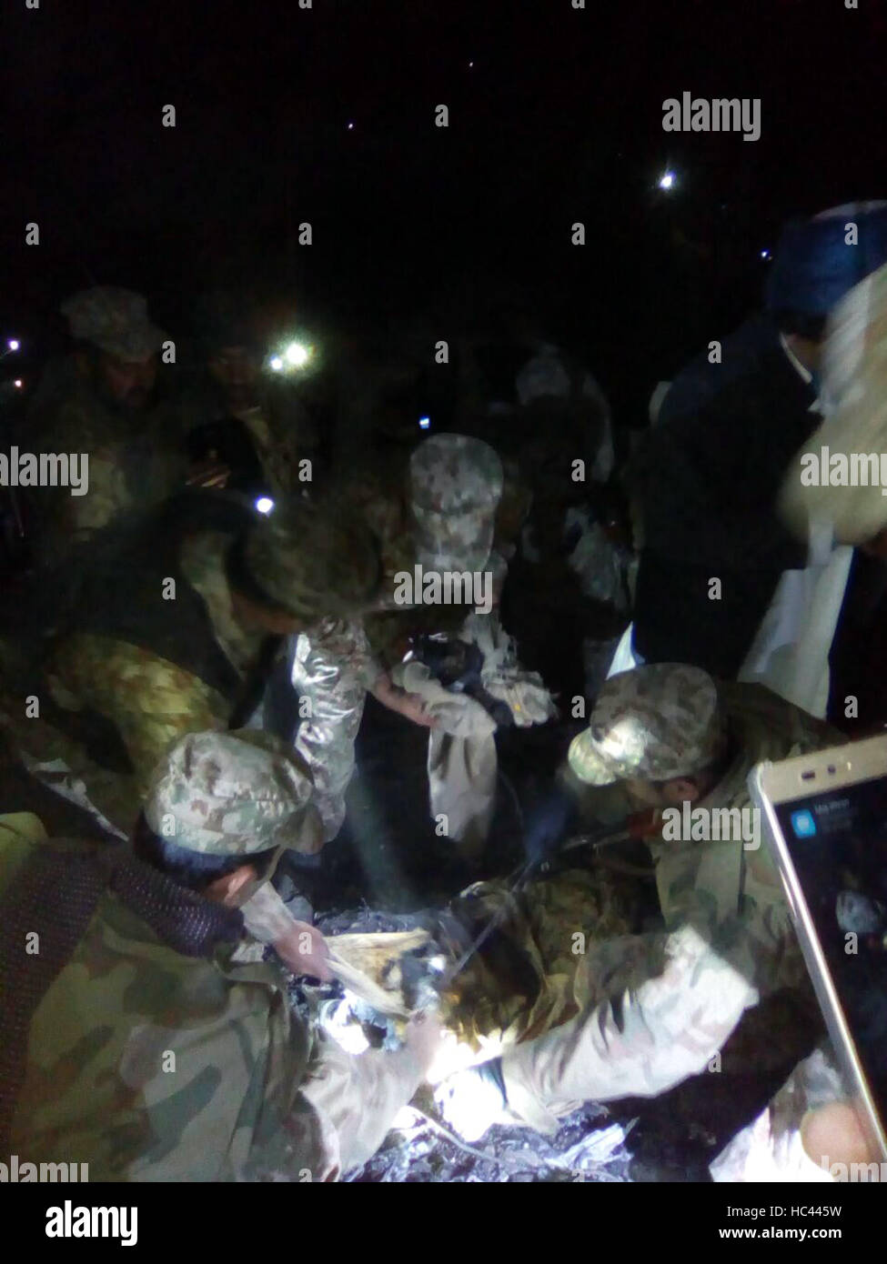 Havelian. 7. Dezember 2016. Rettungsteams aus pakistanischen Armee nehmen Teil an einer Rettungsaktion an der Absturzstelle ein Flugzeug in der Nähe von Havelian im nördlichen Teil von Pakistan, am 7. Dezember 2016. Keine Überlebenden wurde noch nach ein Passagierflugzeug der Pakistan International Airlines (PIA) in bergigen Gegend hier Mittwoch stürzte, lokalen Berichten zufolge gefunden. Die chinesische Botschaft in Islamabad hat bestätigt, dass ein chinesischer Staatsangehöriger bei dem Unfall ums Leben kam. Bildnachweis: Stringer/Xinhua/Alamy Live-Nachrichten Stockfoto