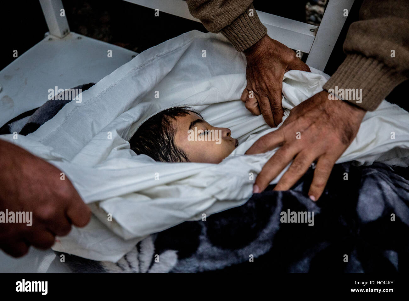 Hasansham, Provinz Ninewa, Irak. 3. Dezember 2016. Das Bestattungsritual und Bestattung von ANIS MAHMOUD, 10 von Mosul. Er lebte für 5 Tage bevor er an seinen Wunden nach einem Streik der Mörtel, der auch sein Vater getötet. © Gabriel Romero/zReportage.com/ZUMA Draht/Alamy Live-Nachrichten Stockfoto