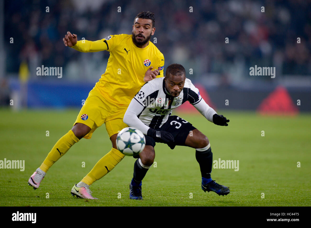 Turin, Italien. 7. Dezember 2016. El Arabi Hillel Soudani (links) der GNK Dinamo Zagreb und Patrice Evra von Juventus FC kämpfen um den Ball in der Gruppe H der UEFA Champions League-Fußballspiel zwischen Juventus FC und GNK Dinamo Zagreb. Bildnachweis: Nicolò Campo/Alamy Live-Nachrichten Stockfoto