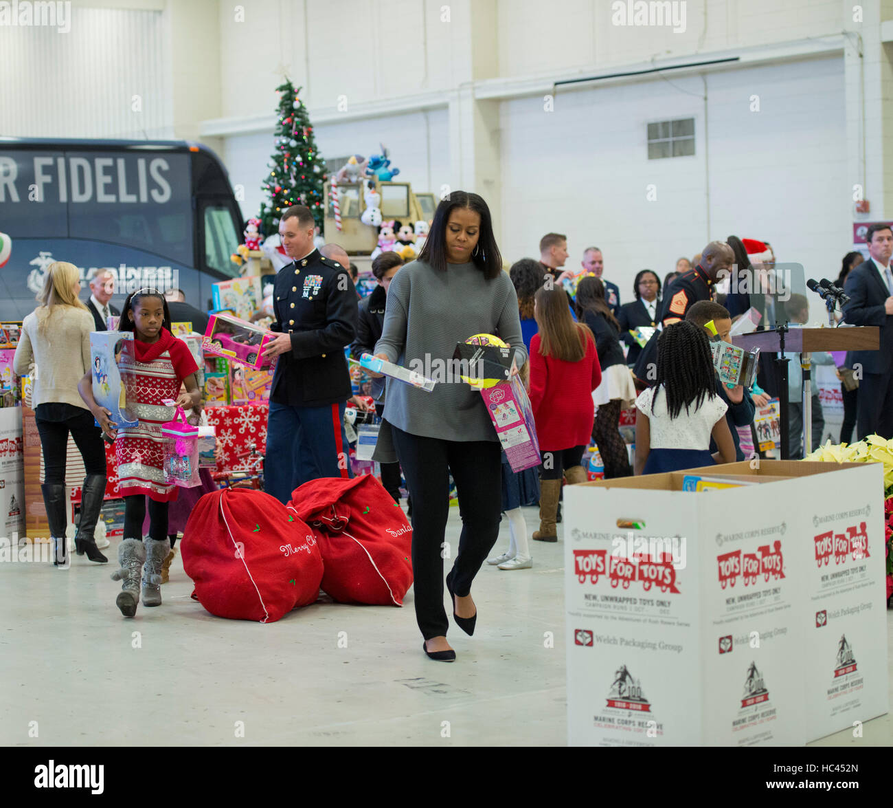 Washington DC, USA. 7. Dezember 2016. First Lady Michelle Obama besucht Joint Base Anacostia-Bolling wo sie bei der Verteilung von Spielzeug und Geschenke gespendet hilft durch das executive Office des Präsidenten Personals auf der Marine Corps Reserver Toys for Tots Programm. Patsy Lynch/MediaPunch Credit: MediaPunch Inc/Alamy Live-Nachrichten Stockfoto