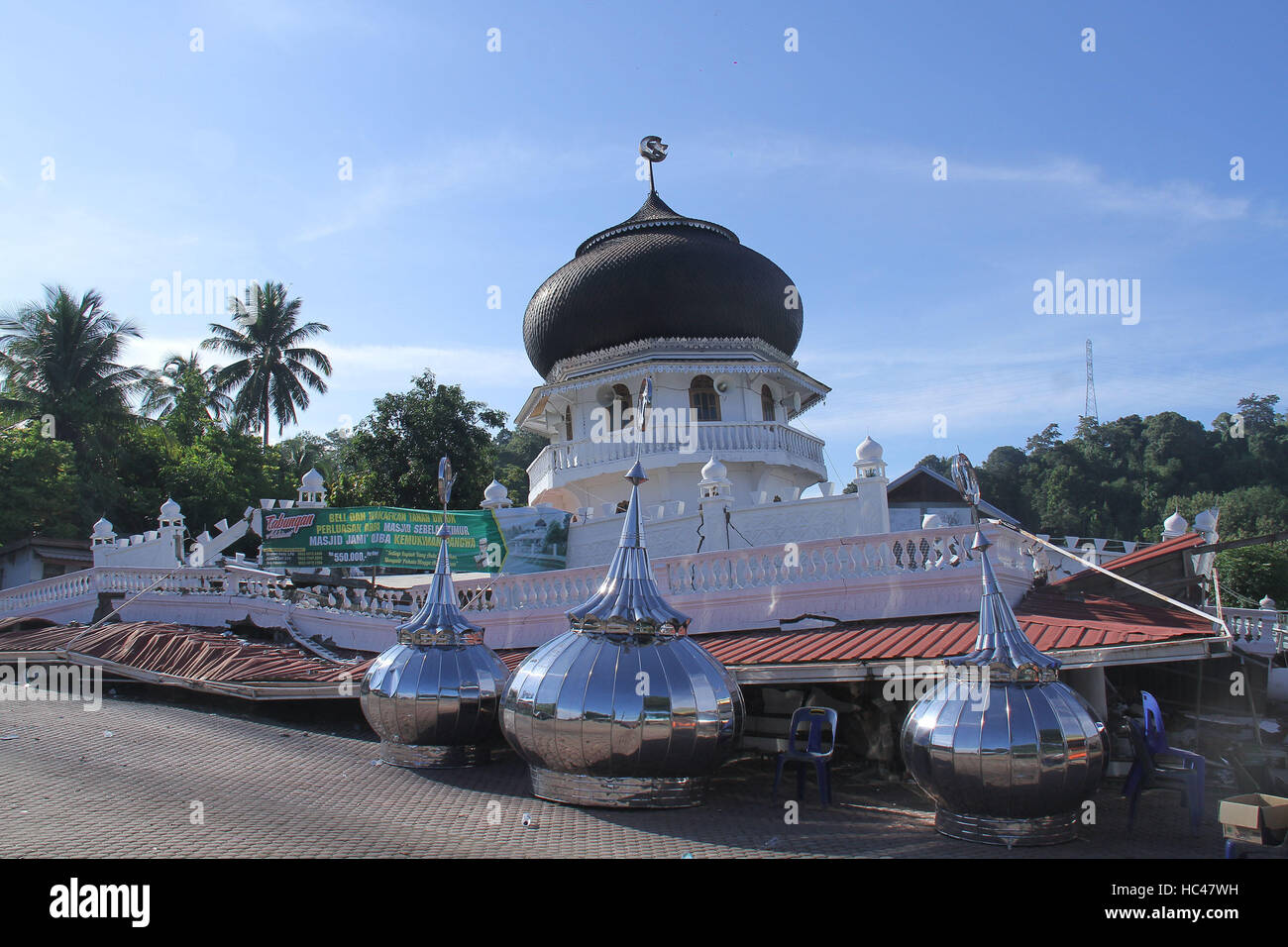 Aceh. 8. Dezember 2016. Foto aufgenommen am 8. Dezember 2016 zeigt eine Moschee beschädigt bei einem Erdbeben in der Provinz Pidie Jaya Bezirk von Aceh, Indonesien West. Mindestens 97 Menschen wurden getötet und mehr als 600 Verletzte nach einem starken Aceh am Mittwoch Erdbeben. Bildnachweis: Gatha Ginting/Xinhua/Alamy Live-Nachrichten Stockfoto