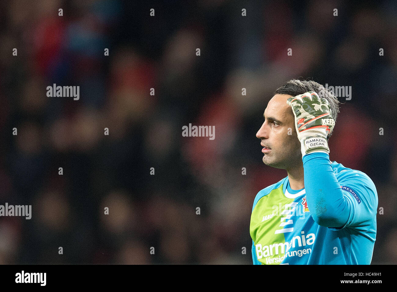 Leverkusen, Deutschland. 7. Dezember 2016. Leverkusen-Torhüter Ramazan Özcan abgebildet in die Champions League Fußballspiel zwischen Bayer Leverkusen und AS Monaco in der BayArena in Leverkusen, Deutschland, 7. Dezember 2016. Foto: Marius Becker/Dpa/Alamy Live News Stockfoto