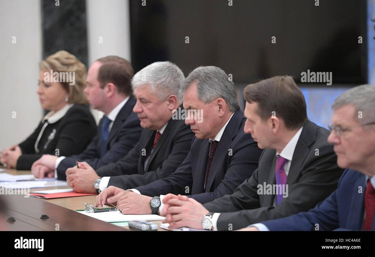 Moskau, Russland. 7. Dezember 2016. Russische Regierung Minister während einer Sitzung der ständigen Mitglieder des Sicherheitsrats im Kreml 7. Dezember 2016 in Moskau, Russland. Sie sind: von links nach rechts: Föderation Rat Lautsprecher Valentina Matwijenko, Presidential Stabschef Anton Vaino, Innenminister Vladimir Kolokoltsev, Verteidigungsminister Sergei Shoigu, Direktor des Foreign Intelligence Service Sergei Naryshkin und Staatsanwalt allgemeine Juri Tschaika. Bildnachweis: Planetpix/Alamy Live-Nachrichten Stockfoto