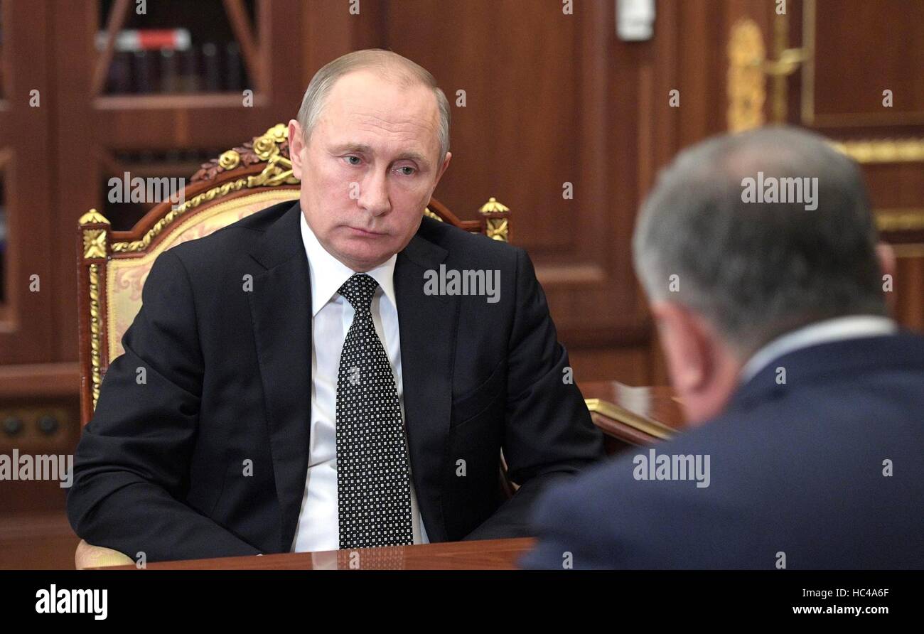 Moskau, Russland. 7. Dezember 2016. Russischen Präsidenten Vladimir Putin bei einem Treffen mit Rosneft CEO Igor Sechin im 7. Dezember 2016 Kreml in Moskau, Russland. Bildnachweis: Planetpix/Alamy Live-Nachrichten Stockfoto