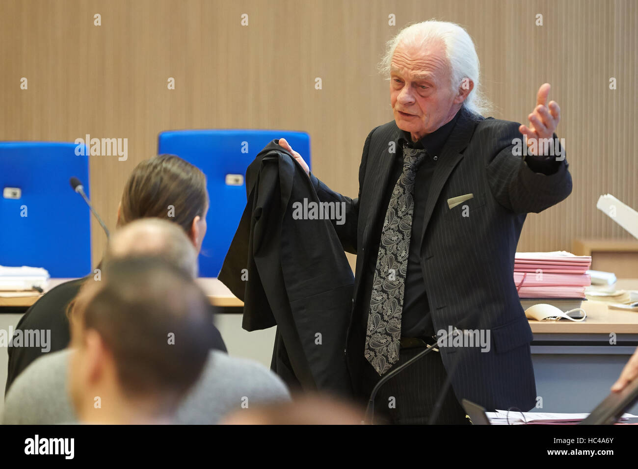 Lawyer Ruediger Boehm (r) Rede vor der mündlichen Verhandlung im Fall von territorialen Kämpfen zwischen Rocker, Landgericht in Koblenz, Deutschland, 8. Dezember 2016. Foto: Thomas Frey/dpa Stockfoto
