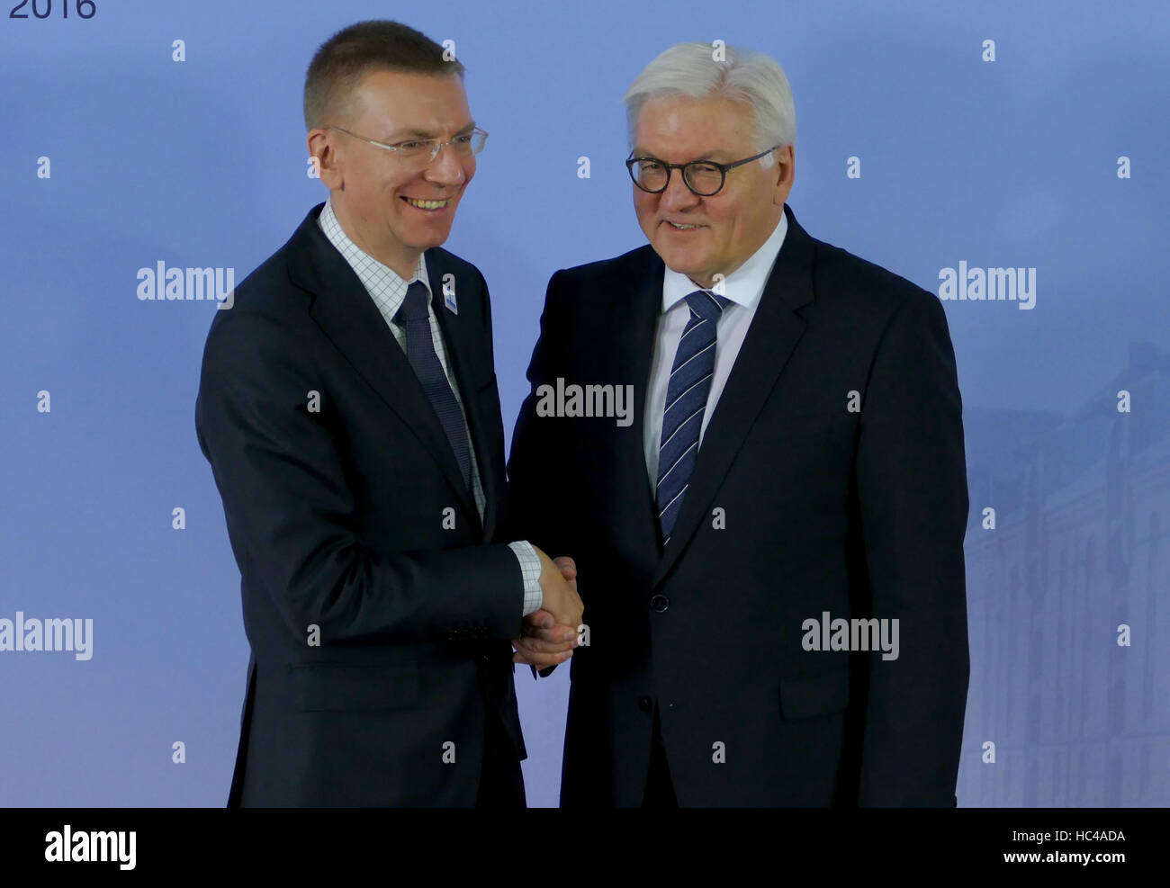 Hamburg, Deutschland. 8. Dezember 2016: Minister Dr. Frank-Walter Steinmeier begrüßt Edgars Rinkevics, Minister von Außenpolitik von Lettland am 23. OSZE-Ministerrats in Hamburg Kredit: Ognjen Stevanovic/Alamy Live News Stockfoto