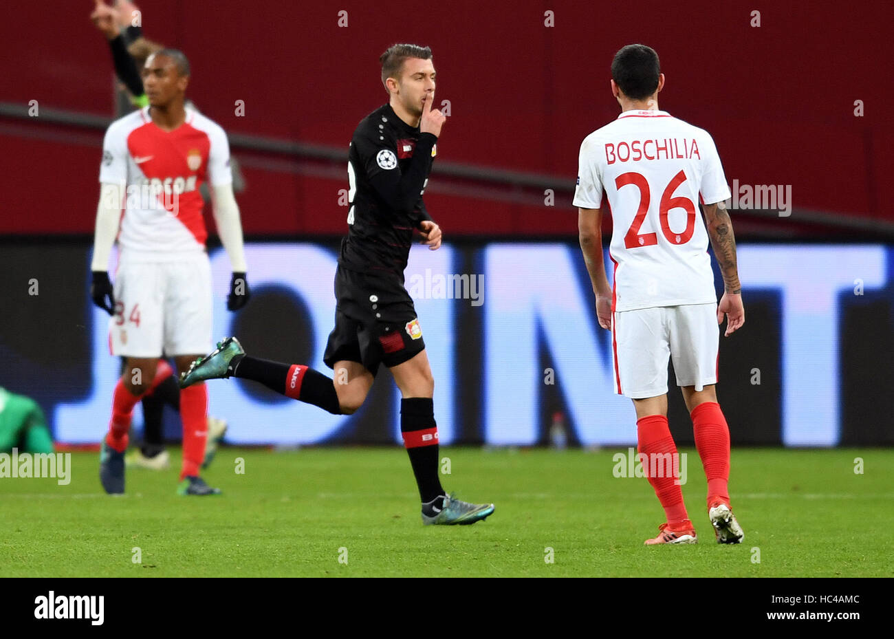 Leverkusen, Deutschland. 7. Dezember 2016. Leverkusens Vladlen Yurchenko feiert sein Tor beim 1:0 in der Champions League-Fußballspiel zwischen Bayer Leverkusen und AS Monaco in der BayArena in Leverkusen, Deutschland, 7. Dezember 2016. Foto: Federico Gambarini/Dpa/Alamy Live News Stockfoto