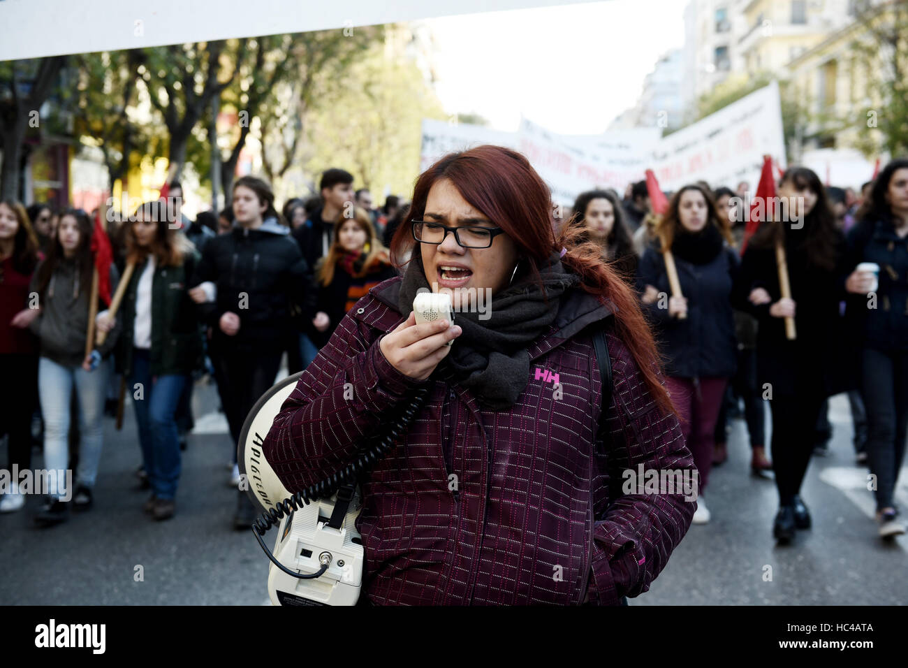 Thessaloniki, Griechenland. 8. Dezember 2016. Demonstranten rufen Parolen, wie sie an der griechischen Stadt Thessaloniki marschieren. Griechischen Gewerkschaften aufgerufen einen 24 Stunden bundesweit schlagen Protest gegen Sparpolitik und Exrpess ihren Ärger über die neuen Maßnahmen der Regierung. Bildnachweis: Giannis Papanikos/ZUMA Draht/Alamy Live-Nachrichten Stockfoto