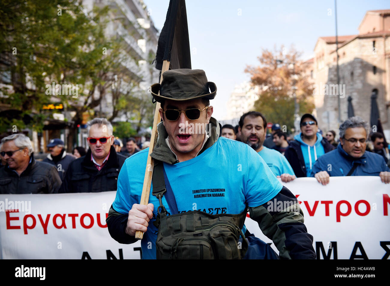 Thessaloniki, Griechenland. 8. Dezember 2016. Demonstranten rufen Parolen, wie sie an der griechischen Stadt Thessaloniki marschieren. Griechischen Gewerkschaften aufgerufen einen 24 Stunden bundesweit schlagen Protest gegen Sparpolitik und Exrpess ihren Ärger über die neuen Maßnahmen der Regierung. Bildnachweis: Giannis Papanikos/ZUMA Draht/Alamy Live-Nachrichten Stockfoto