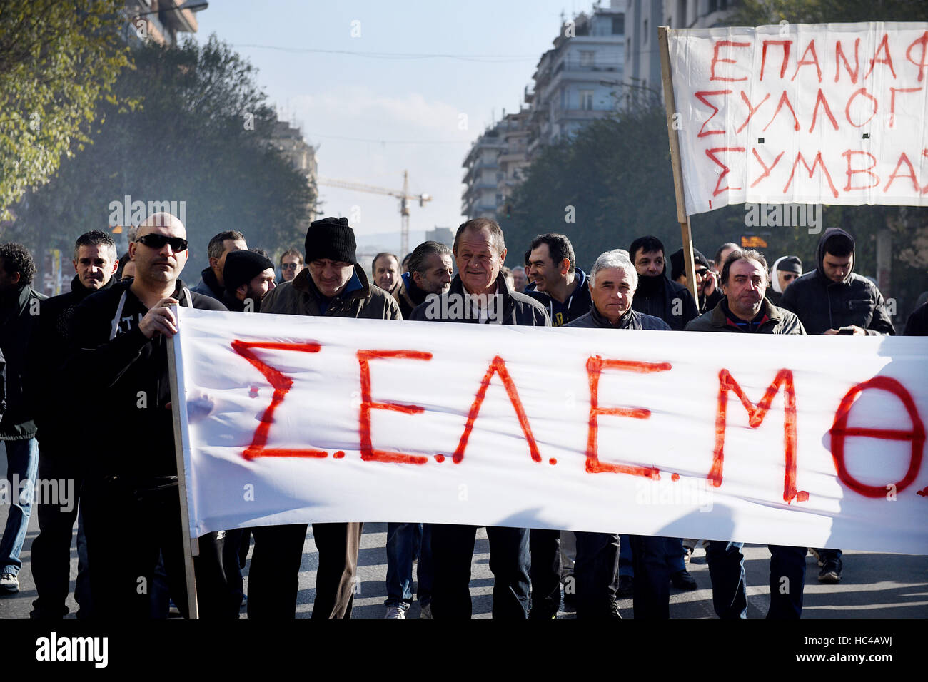 Thessaloniki, Griechenland. 8. Dezember 2016. Demonstranten marschieren an der griechischen Stadt Thessaloniki. Griechischen Gewerkschaften aufgerufen einen 24 Stunden bundesweit schlagen Protest gegen Sparpolitik und Exrpess ihren Ärger über die neuen Maßnahmen der Regierung. Bildnachweis: Giannis Papanikos/ZUMA Draht/Alamy Live-Nachrichten Stockfoto