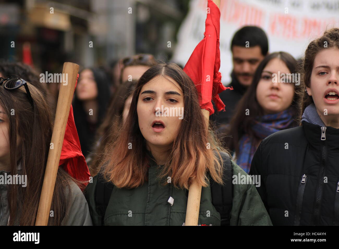 Thessaloniki, Griechenland 8. Dezember 2016.  Tausende von Demonstranten marschierten in Thessaloniki, Griechenlands zweitgrößte Stadt, gegen laufende Sparmaßnahmen.  Bundesweiter 24-stündigen Generalstreik aufgerufen vom Gewerkschaften gegen strenge Maßnahmen gestört öffentliche Dienstleistungen in Griechenland am Donnerstag beim gegen Sparpolitik Kundgebungen und Demonstrationen fanden in ganz Griechenland statt. Bildnachweis: Orhan Zolak/Alamy Live-Nachrichten Stockfoto