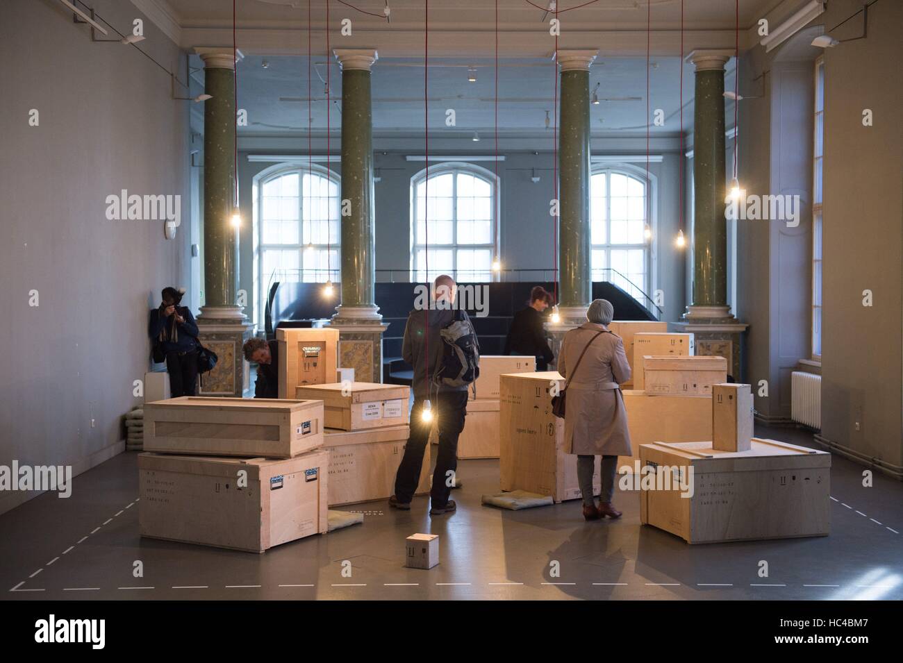 Dresden, Deutschland. 8. Dezember 2016. Journalisten sehen Sie sich die Ausstellung mit dem Titel "Whispering-Boxen" auf dem Display im Rahmen der Ausstellung: "Prolog #1-10: Geschichten von Menschen, Dinge und Orte im japanischen Palais in Dresden, Deutschland, 8. Dezember 2016. Die experimentelle Anlage verfügt über 10 interaktive zeigt und setzt sich kritisch mit der Analyse einer ethnographischen Sammlung. Foto: Sebastian Kahnert/Dpa-Zentralbild/Dpa/Alamy Live News Stockfoto