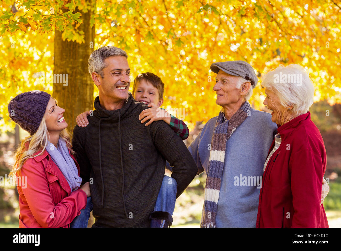 Glücklich generationsübergreifende Familie stehen im park Stockfoto