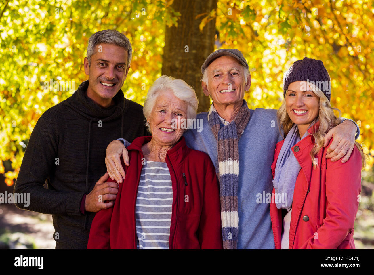 Porträt der glücklichen Familie stehen im park Stockfoto