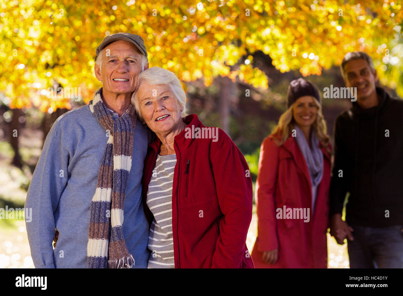 Glückliche Familie stehen im park Stockfoto