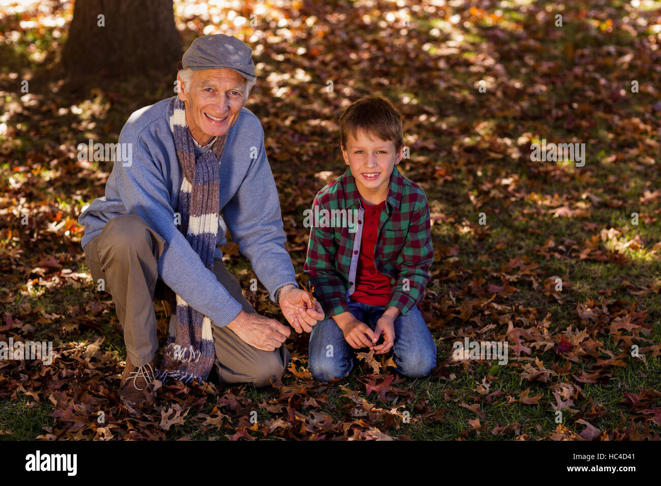 Großvater und Enkel im Park im Herbst Stockfoto
