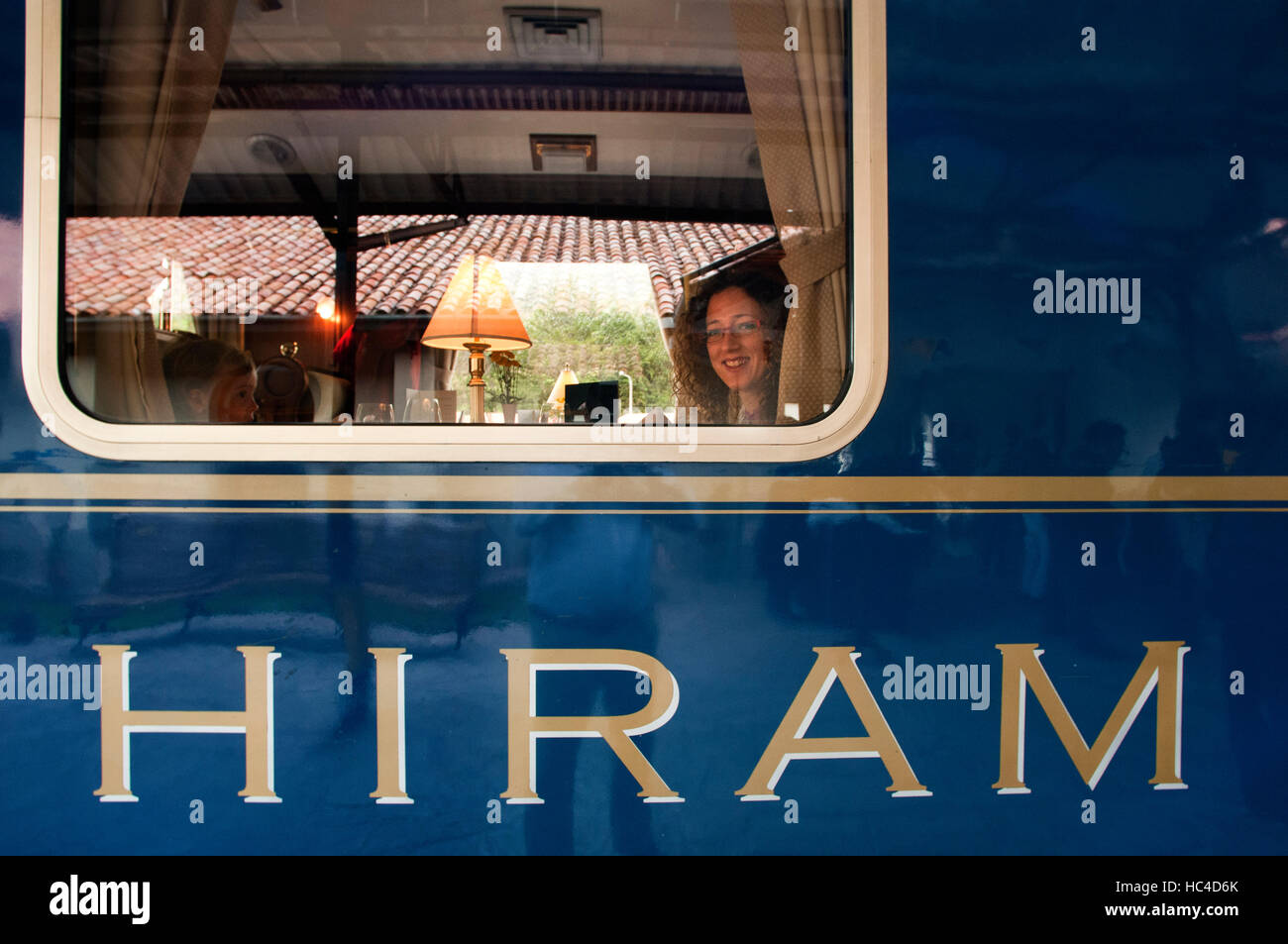 Peru Luxuszug von Cuzco nach Machu Picchu. Orient Express. Belmond. Trainieren Sie im Inneren. Musiker und Tänzer in traditionellen Kostümen erhellen außerhalb Stockfoto