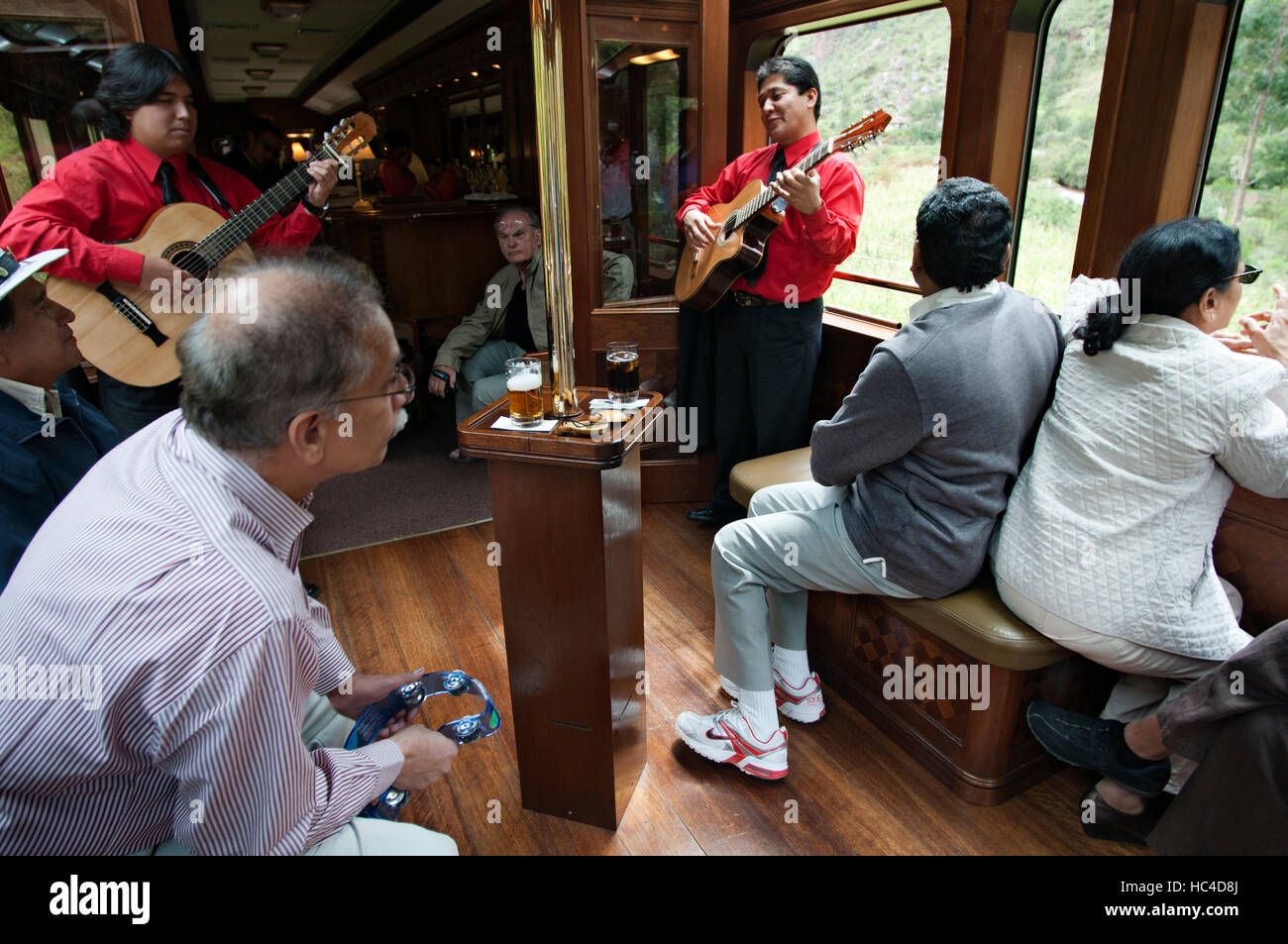 Peru Luxuszug von Cuzco nach Machu Picchu. Orient Express. Belmond. Beobachtung-Auto von Musiker und Tänzer in traditionellen Kostümen zu unterhalten Stockfoto