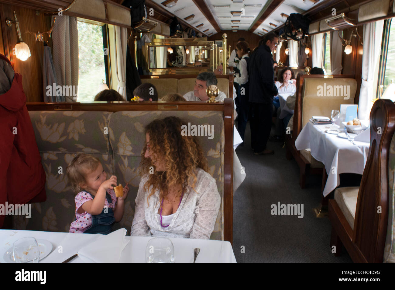 Peru Luxuszug von Cuzco nach Machu Picchu. Orient Express. Belmond. Die Kellner servieren Köstlichkeiten im Inneren der Hiram Bingham Orient-Express der läuft Stockfoto