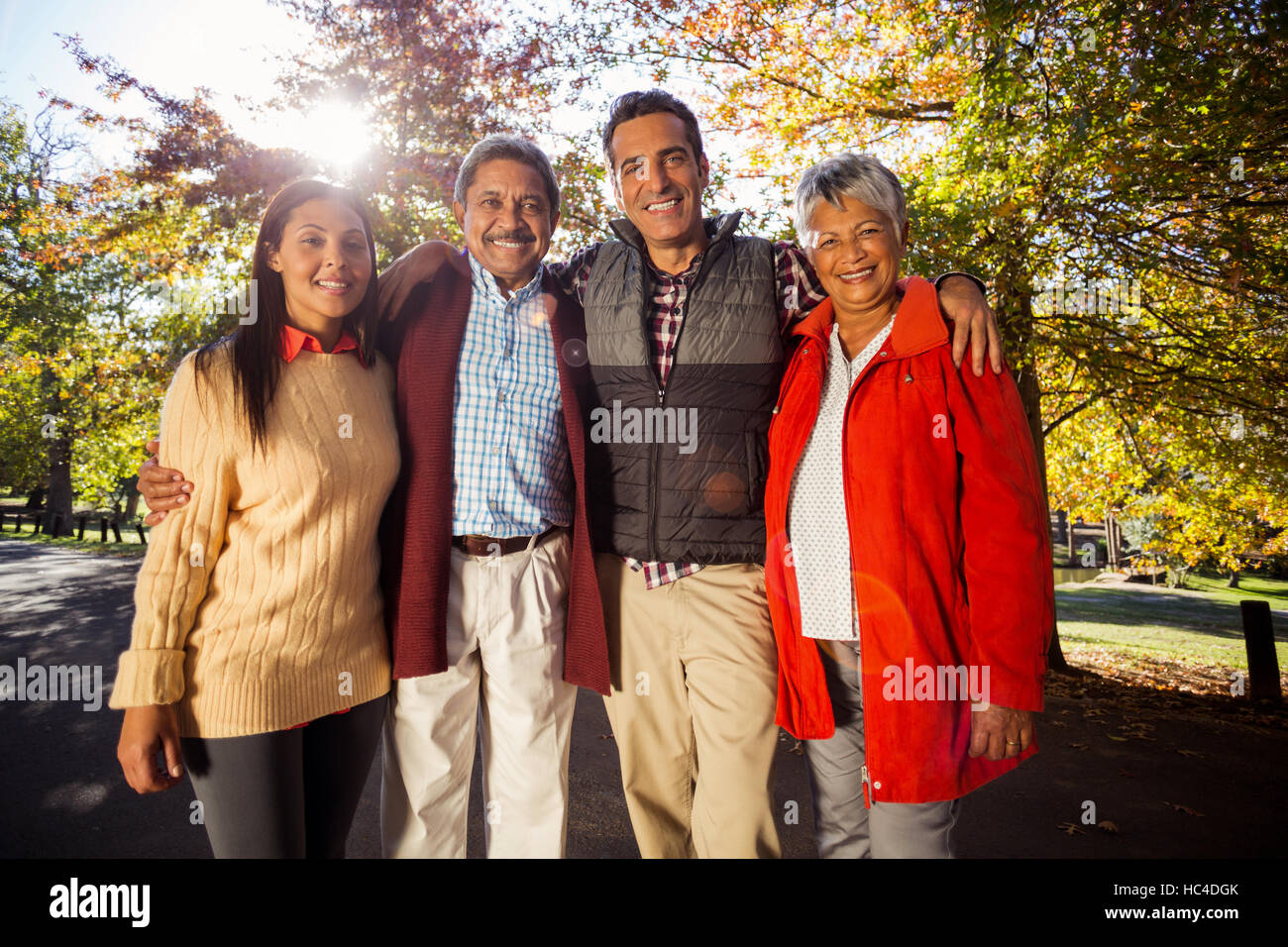 Porträt der Familie stehen im park Stockfoto