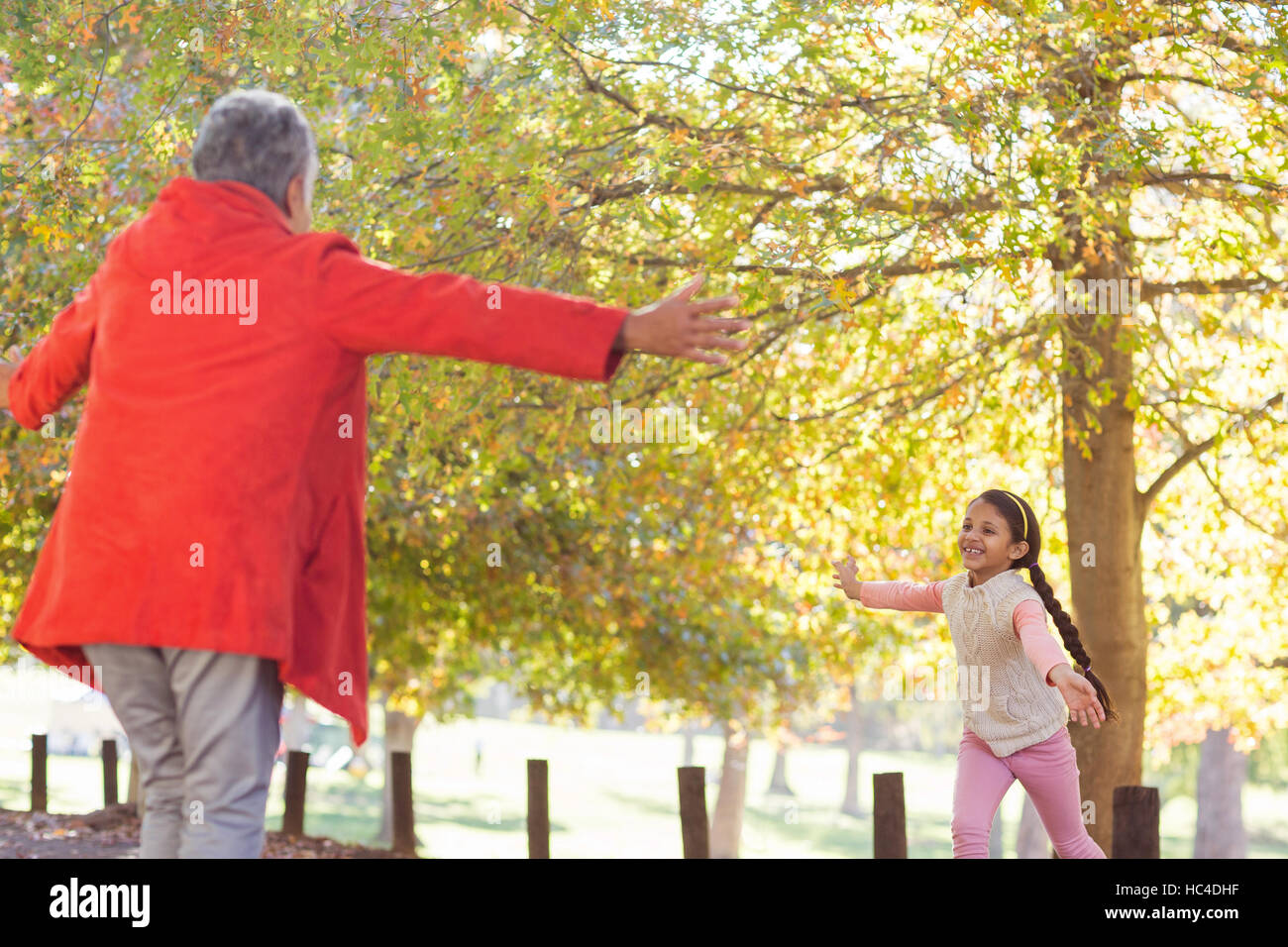 Enkelin läuft auf Großmutter im park Stockfoto
