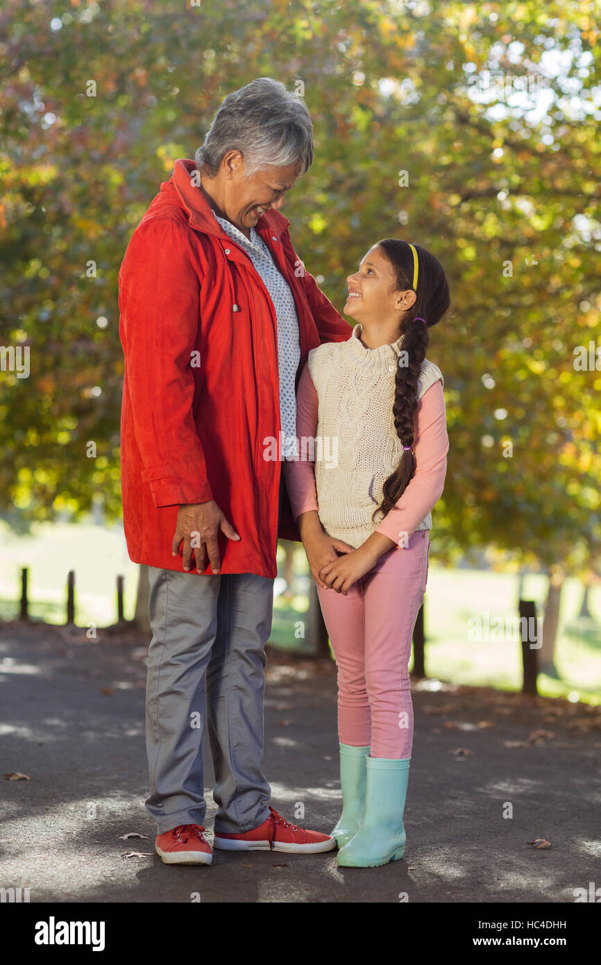 Enkelin und Großmutter sahen einander im park Stockfoto
