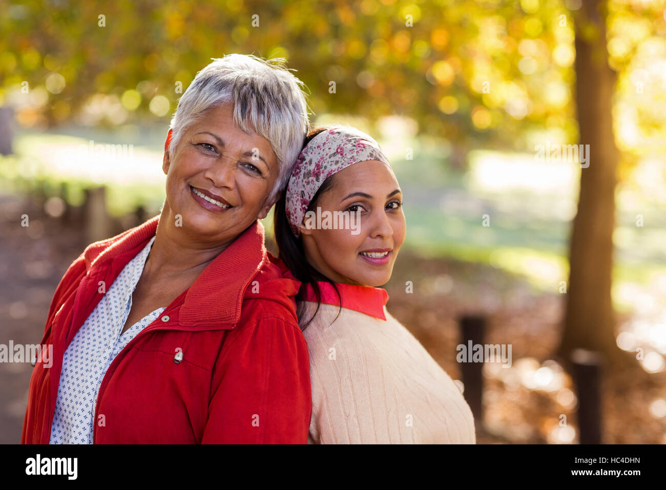 Porträt von Reife Mutter mit Tochter im park Stockfoto
