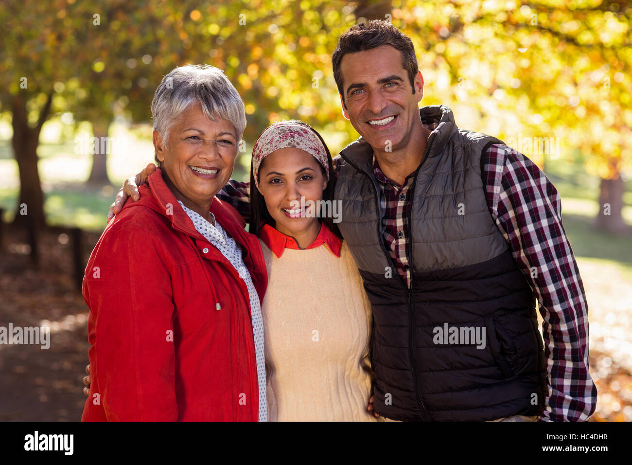 Fröhliche Familie stehen im park Stockfoto