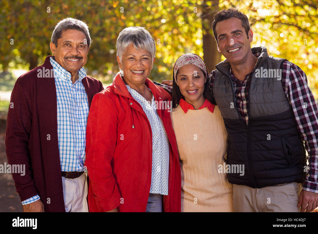 Glücklich zwei-Generationen-Familie im park Stockfoto
