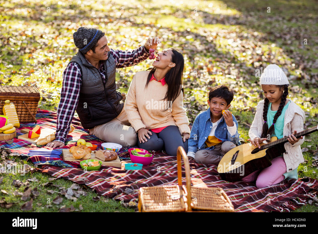 Verfütterung von Obst an Frau Mann Stockfoto