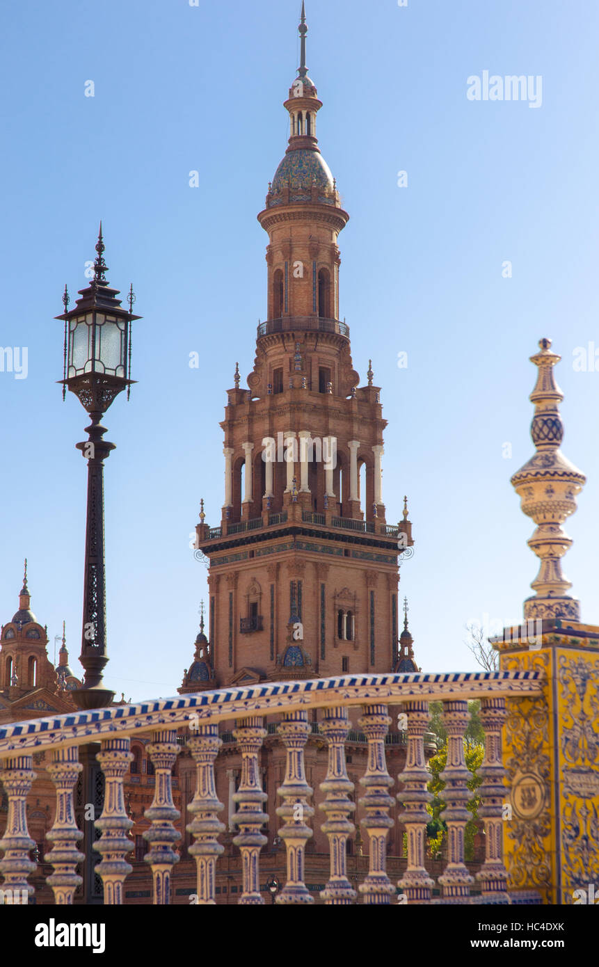 Die Plaza de España in Sevilla ist eines der Spektakulärsten architektonischen Räume in der Stadt und Neo-Moorish Architektur. Stockfoto
