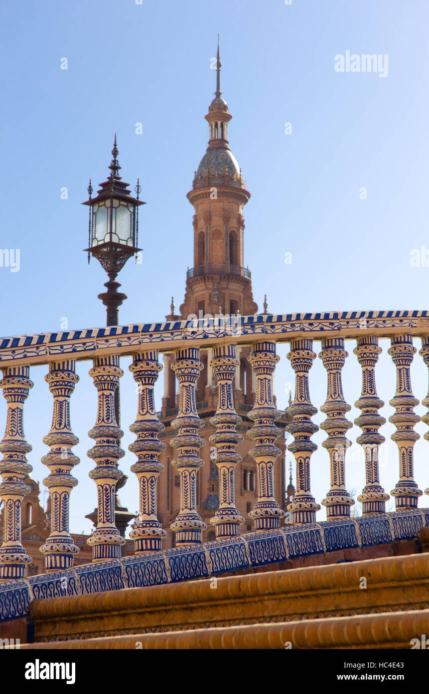 Die Plaza de España in Sevilla ist eines der Spektakulärsten architektonischen Räume in der Stadt und Neo-Moorish Architektur. Stockfoto