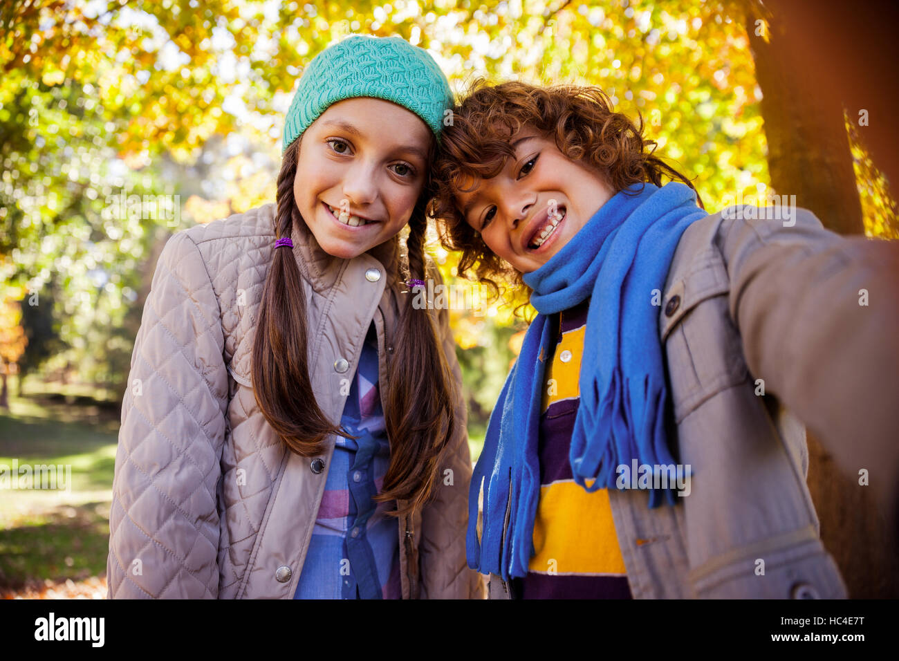 Fröhlichen Geschwister nehmen Selfie im park Stockfoto