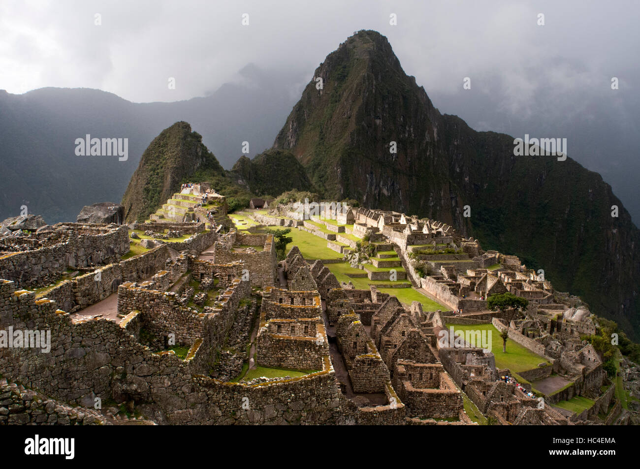 Im Inneren der archäologische Komplex von Machu Picchu. Machu Picchu ist eine Stadt, die hoch in den Anden in modernen Peru. Es liegt 43 Meilen northwe Stockfoto