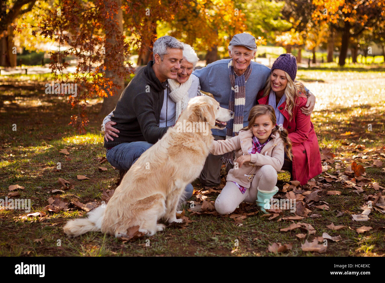 Lächelnde Familie mit ihrem Hund Stockfoto