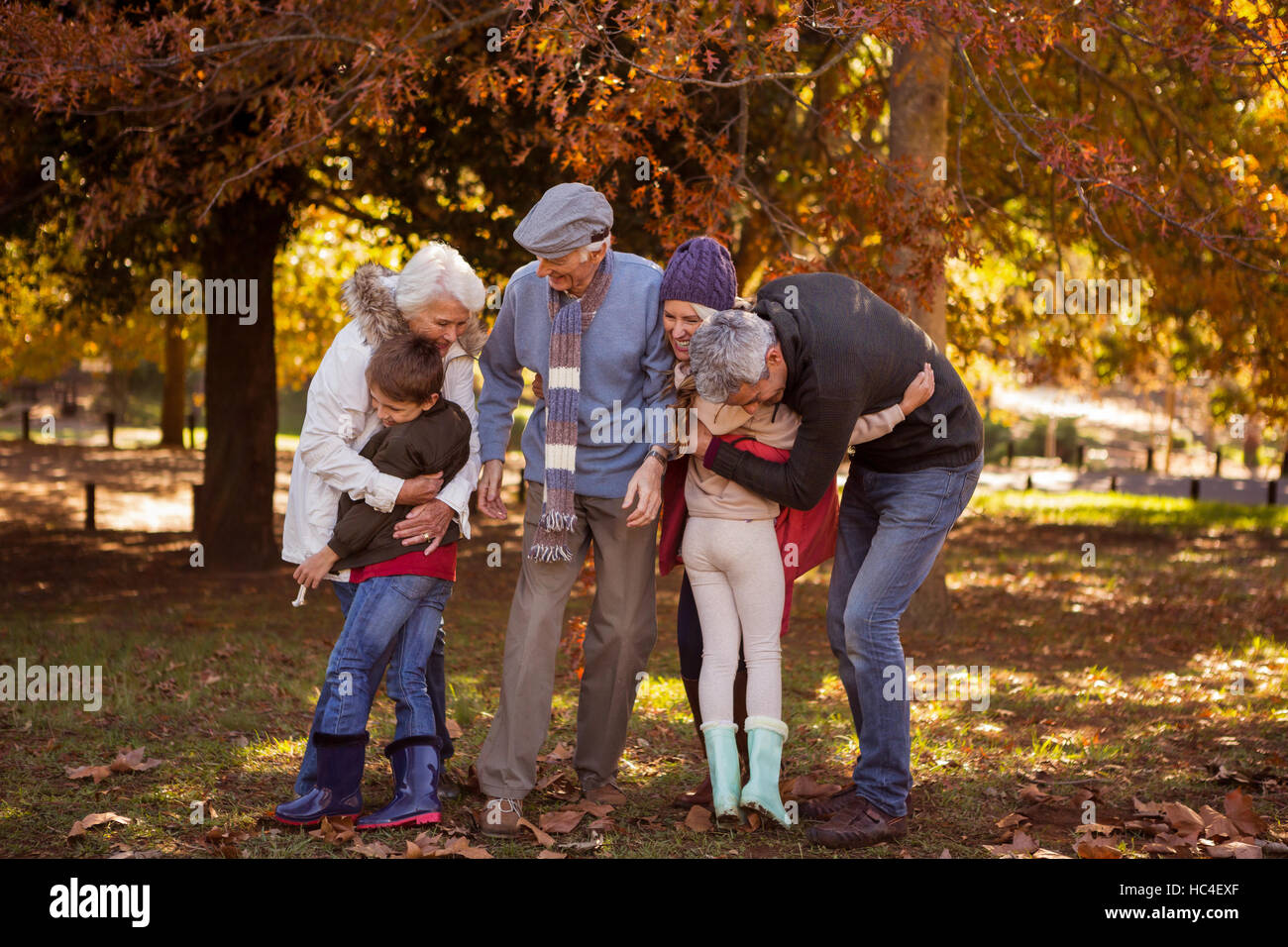 Lächelnd Familie umarmen Stockfoto