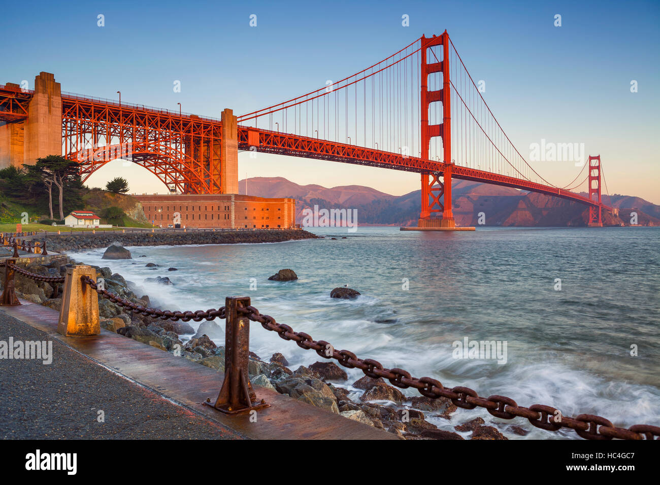 In San Francisco. Bild der Golden Gate Bridge in San Francisco, Kalifornien bei Sonnenaufgang. Stockfoto