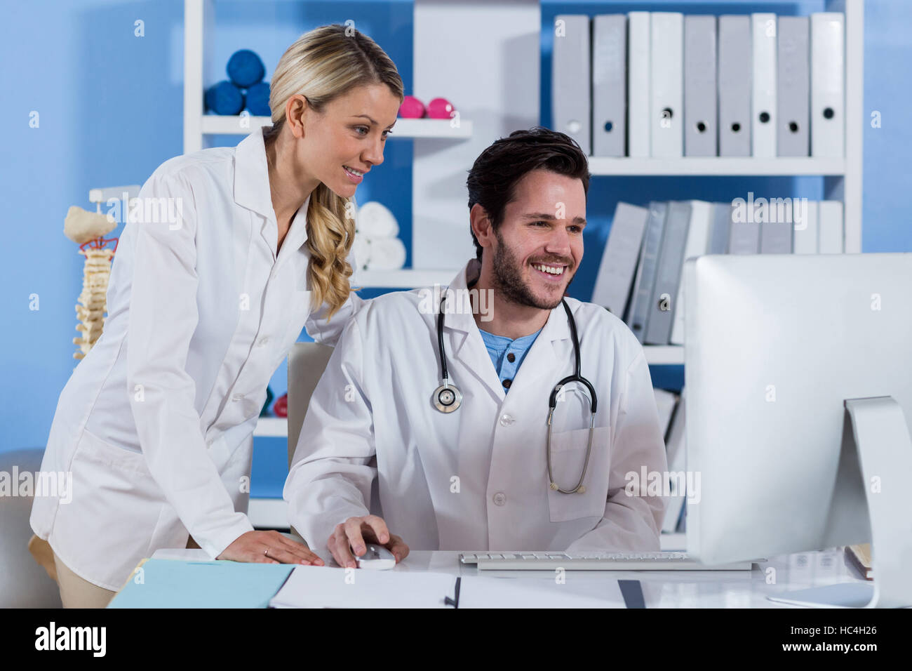 Physiotherapeuten arbeiten am computer Stockfoto