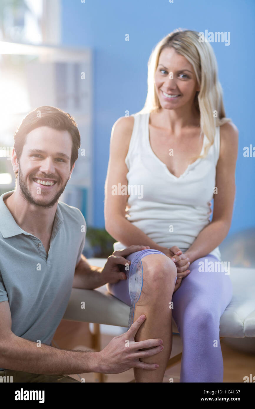 Prüfung von weiblichen Patienten Knie mit Goniometer Physiotherapeut Stockfoto