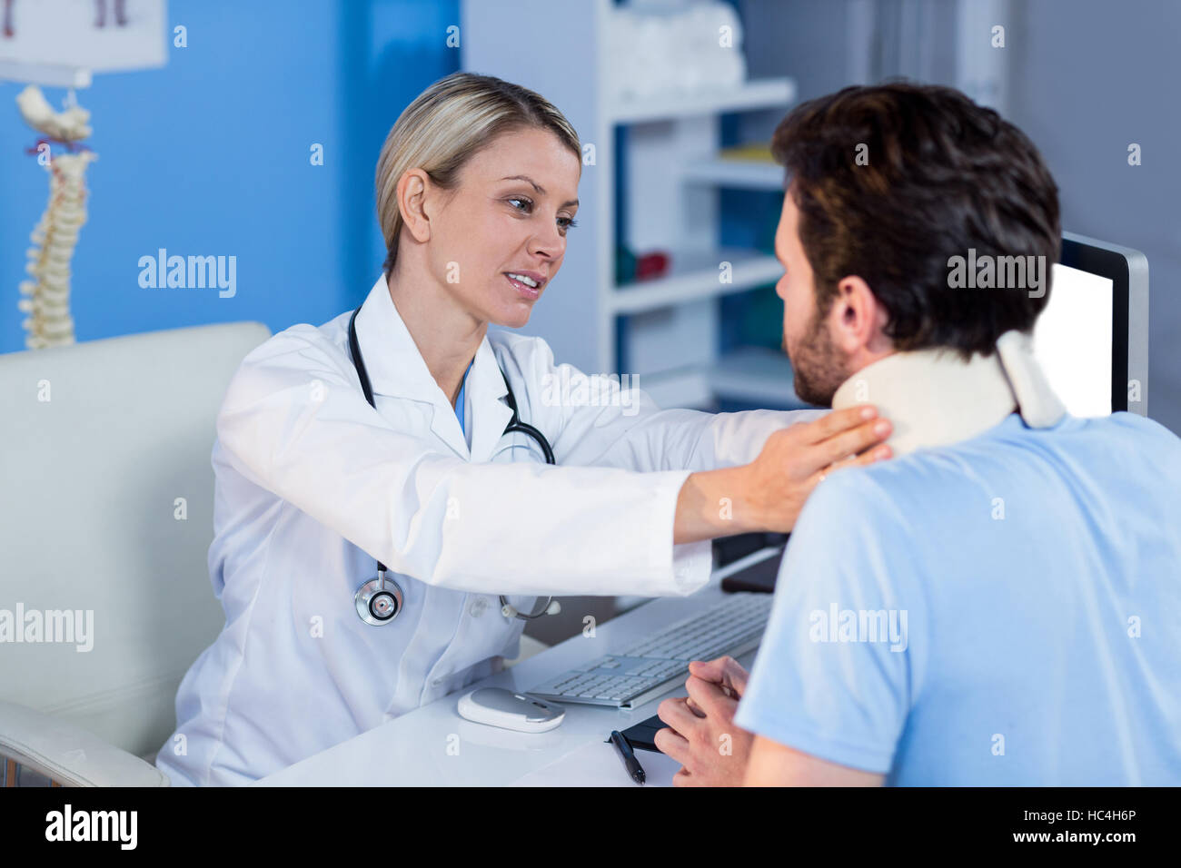 Physiotherapeut untersucht einen Patienten Hals Stockfoto