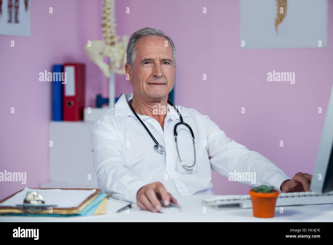 Physiotherapeuten arbeiten am computer Stockfoto