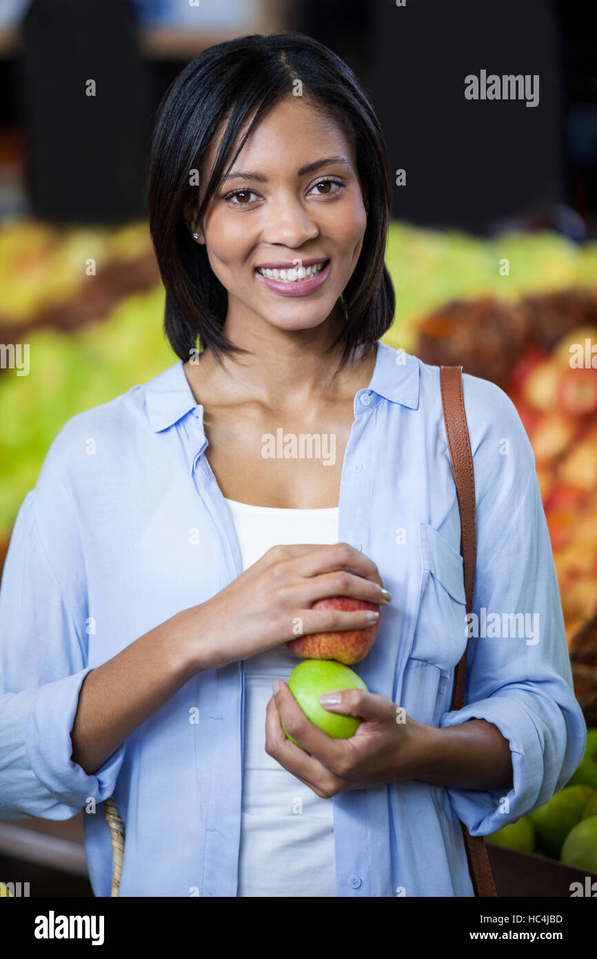 Portrait der schönen Frau mit einem Äpfel Stockfoto