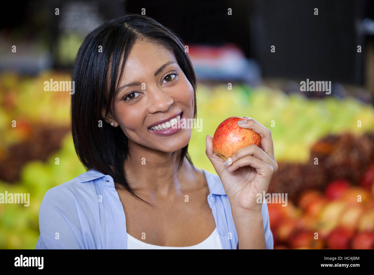 Portrait der schönen Frau hält einen Apfel Stockfoto