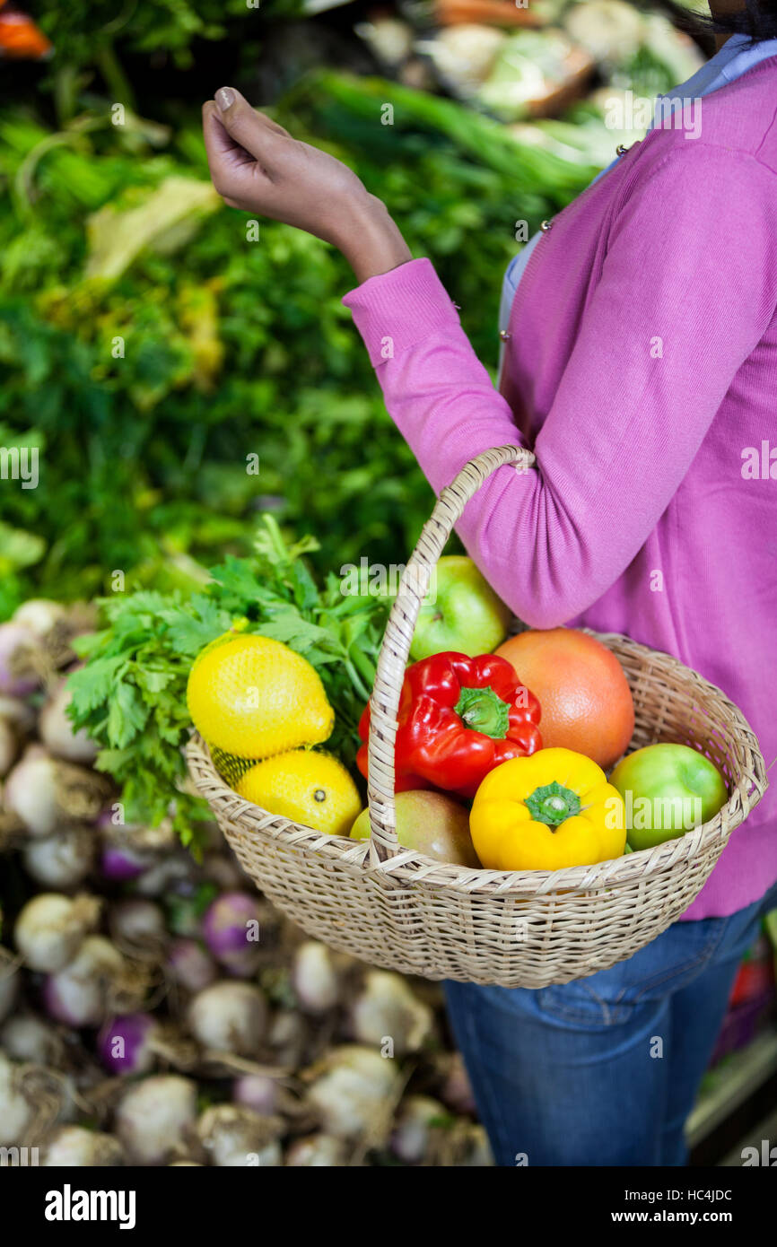 Frau mit Obst und Gemüse im Korb Stockfoto